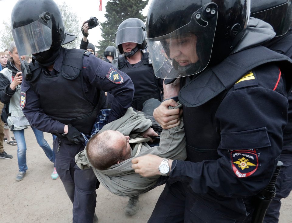 Ο Λευκός Οίκος καλεί το Κρεμλίνο να απελευθερώσει άμεσα τους διαδηλωτές [εικόνες & βίντεο] | iefimerida.gr 1