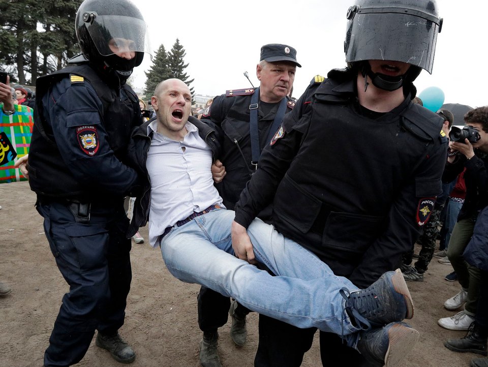 Ο Λευκός Οίκος καλεί το Κρεμλίνο να απελευθερώσει άμεσα τους διαδηλωτές [εικόνες & βίντεο] | iefimerida.gr 2