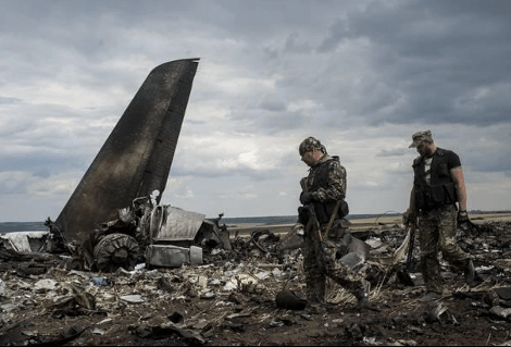 Αίμα στην Ουκρανία: 49 Ουκρανοί στρατιώτες νεκροί από την κατάρριψη αεροσκάφους από φιλορώσους [εικόνες&βίντεο] | iefimerida.gr 0