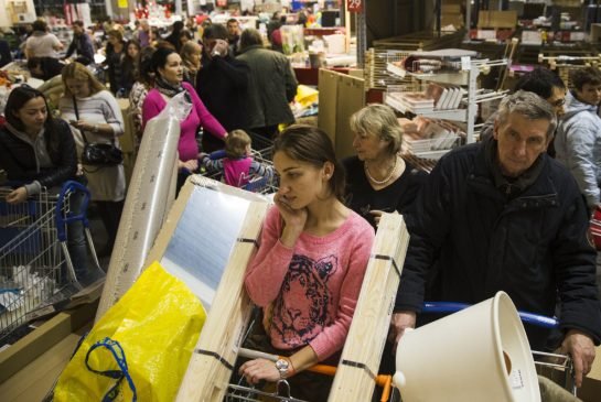 To ρούβλι καταρρέει και οι Ρώσοι τρέχουν στα καταστήματα -Αρπάζουν ό,τι υπάρχει στα ράφια [εικόνες & βίντεο] | iefimerida.gr 2