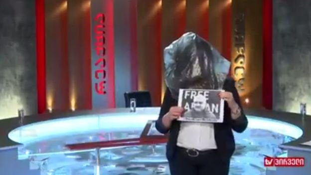 Γεωργιανοί δημοσιογράφοι βγήκαν στον «αέρα» έχοντας καλύψει το κεφάλι τους με κουκούλα [εικόνα] | iefimerida.gr 0