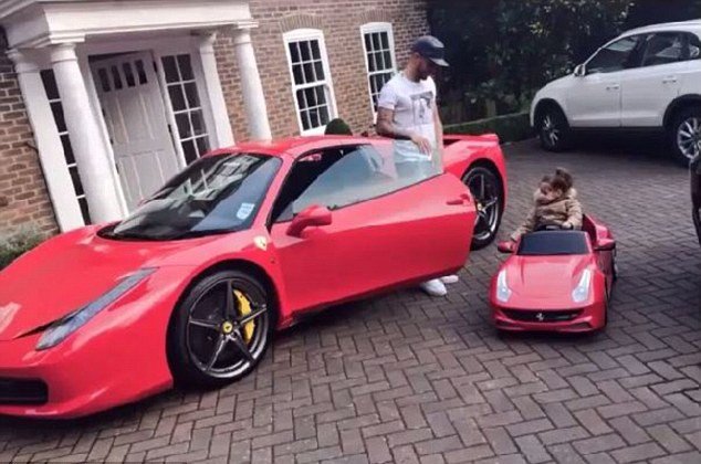 Ποδοσφαιριστής «χαζομπαμπάς» αγόρασε στην κόρη του Ferrari για να κάνει βόλτες [εικόνα] | iefimerida.gr 0