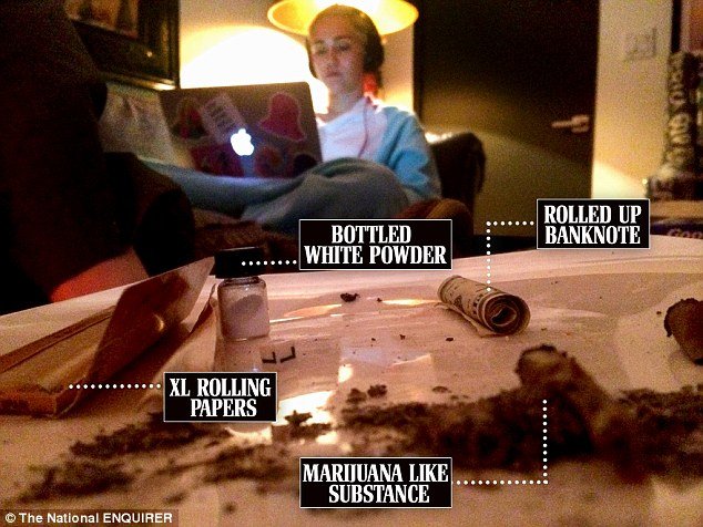 Η φωτογραφία της Μάιλι Σάιρους περιτριγυρισμένης από ναρκωτικά [εικόνες]  | iefimerida.gr 0