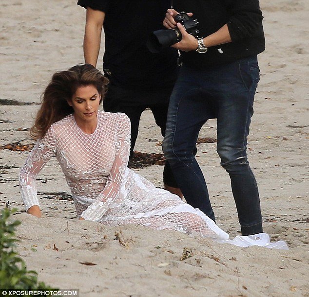 Η Σίντι Κρόφορντ στην παραλία πιο αποκαλυπτική από ποτέ με ένα διάφανο φόρεμα [εικόνες] | iefimerida.gr 6