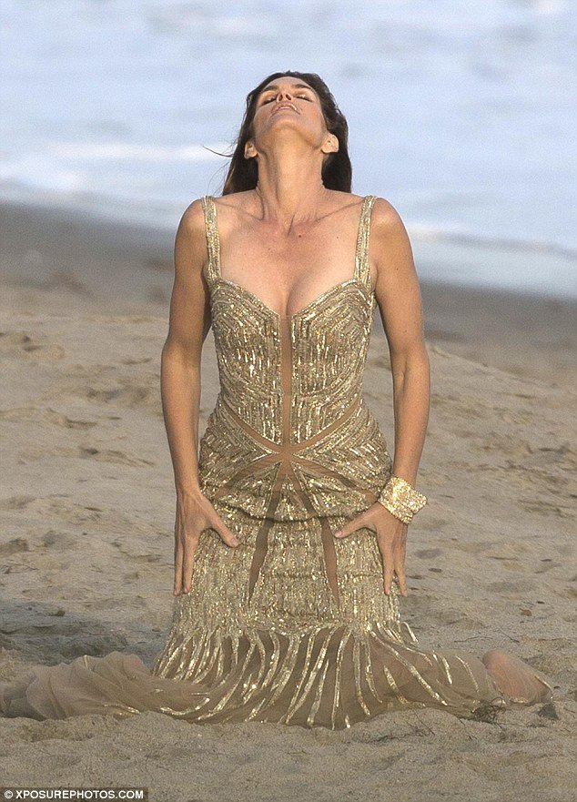 Η Σίντι Κρόφορντ στην παραλία πιο αποκαλυπτική από ποτέ με ένα διάφανο φόρεμα [εικόνες] | iefimerida.gr 7