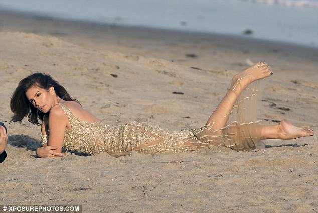 Η Σίντι Κρόφορντ στην παραλία πιο αποκαλυπτική από ποτέ με ένα διάφανο φόρεμα [εικόνες] | iefimerida.gr 8