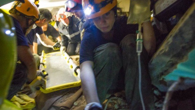 Νεπάλ: Γυναίκα διασώθηκε πέντε μέρες μετά τον σεισμό – Ηταν εγκλωβισμένη 130 ώρες δίπλα σε πτώματα [εικόνες & βίντεο]  | iefimerida.gr 1