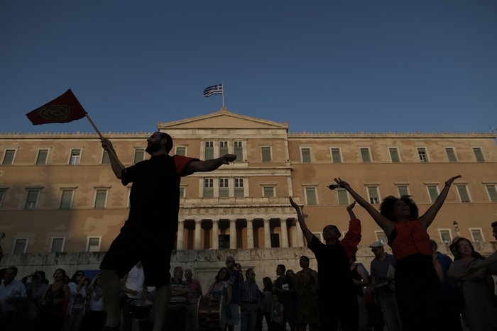 Συνθήματα κατά της λιτότητας και πλήθος κόσμου στο Σύνταγμα – Επικροτεί ο ΣΥΡΙΖΑ [εικόνες]  | iefimerida.gr 0