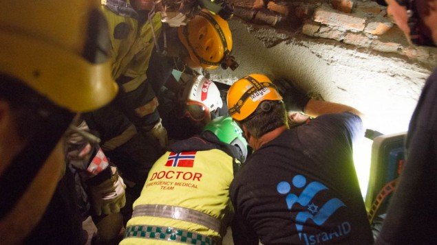 Νεπάλ: Γυναίκα διασώθηκε πέντε μέρες μετά τον σεισμό – Ηταν εγκλωβισμένη 130 ώρες δίπλα σε πτώματα [εικόνες & βίντεο]  | iefimerida.gr 2