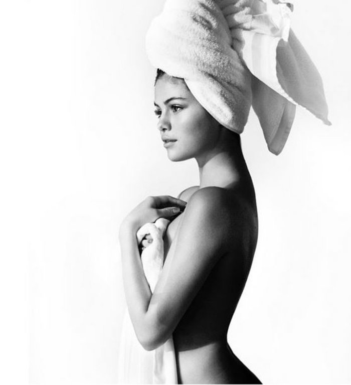 Η Ρόζι Χάντινγκτον ολόγυμνη, μόνο με την πετσέτα της [εικόνες]  | iefimerida.gr 1
