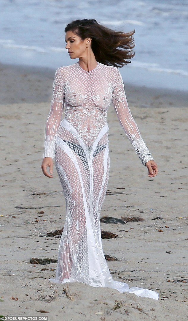 Η Σίντι Κρόφορντ στην παραλία πιο αποκαλυπτική από ποτέ με ένα διάφανο φόρεμα [εικόνες] | iefimerida.gr 1