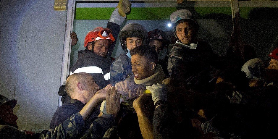 Νεπάλ: Aνδρας ανασύρθηκε ζωντανός από ερείπια 80 ώρες μετά τον σεισμό [εικόνες]  | iefimerida.gr 2