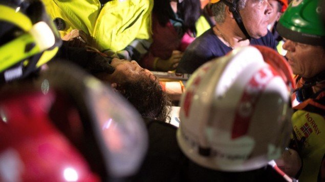 Νεπάλ: Γυναίκα διασώθηκε πέντε μέρες μετά τον σεισμό – Ηταν εγκλωβισμένη 130 ώρες δίπλα σε πτώματα [εικόνες & βίντεο]  | iefimerida.gr 3