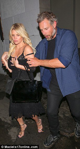 Η Τζέσικα Σίμπσον «φέσι» στο Λος Αντζελες - Την κουβάλαγε ο άνδρας της [εικόνες] | iefimerida.gr 1