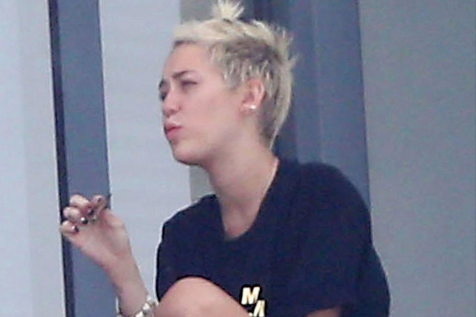 Η φωτογραφία της Μάιλι Σάιρους περιτριγυρισμένης από ναρκωτικά [εικόνες]  | iefimerida.gr 4