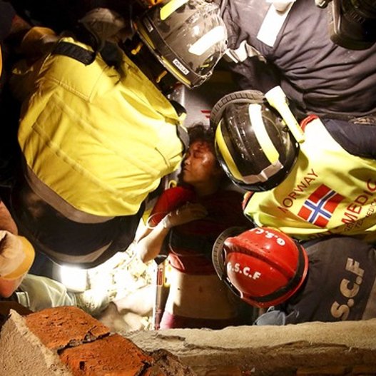 Νεπάλ: Γυναίκα διασώθηκε πέντε μέρες μετά τον σεισμό – Ηταν εγκλωβισμένη 130 ώρες δίπλα σε πτώματα [εικόνες & βίντεο]  | iefimerida.gr 4