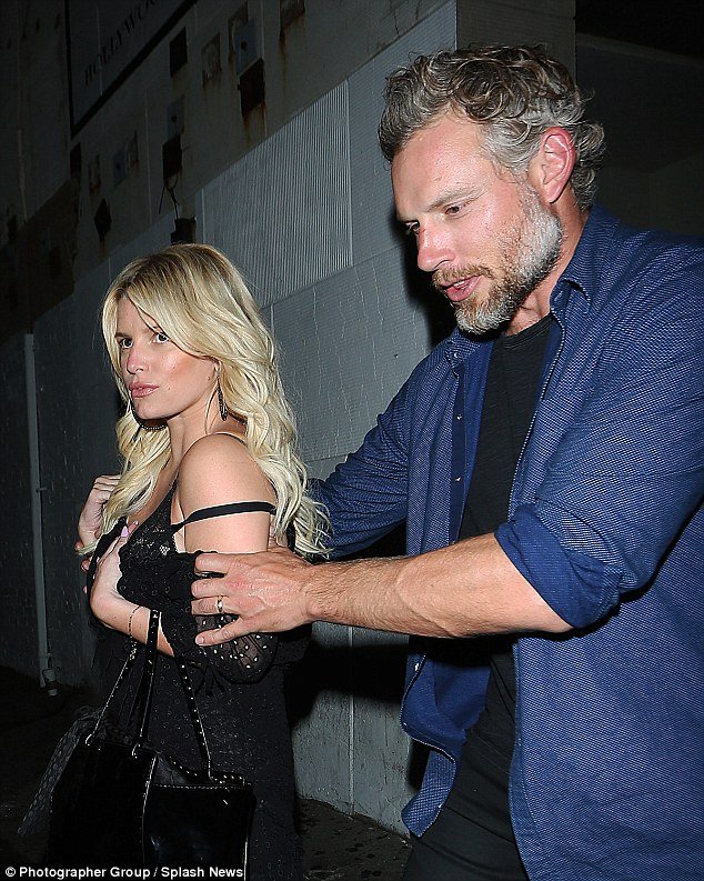 Η Τζέσικα Σίμπσον «φέσι» στο Λος Αντζελες - Την κουβάλαγε ο άνδρας της [εικόνες] | iefimerida.gr 3