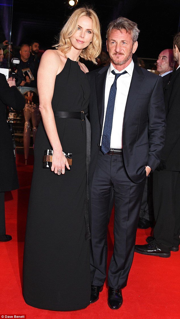 Σαρλίζ και Σον Πεν -Γελάκια, ψίθυροι και αγκαλιές στο κόκκινο χαλί [εικόνες] | iefimerida.gr 1