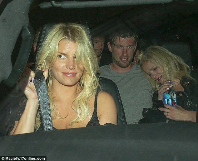 Η Τζέσικα Σίμπσον «φέσι» στο Λος Αντζελες - Την κουβάλαγε ο άνδρας της [εικόνες] | iefimerida.gr 5