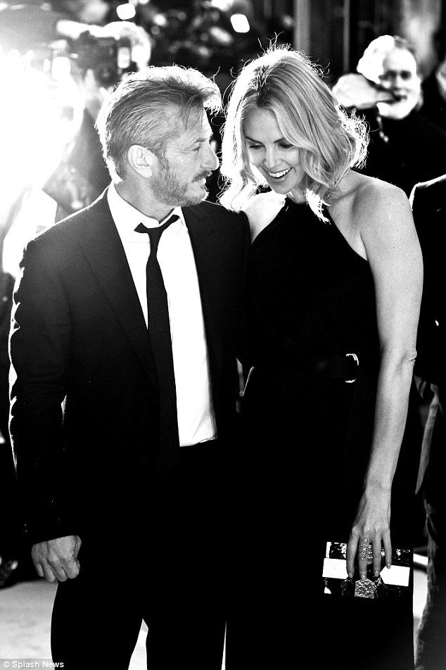 Σαρλίζ και Σον Πεν -Γελάκια, ψίθυροι και αγκαλιές στο κόκκινο χαλί [εικόνες] | iefimerida.gr 0