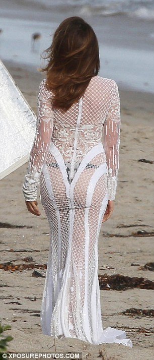 Η Σίντι Κρόφορντ στην παραλία πιο αποκαλυπτική από ποτέ με ένα διάφανο φόρεμα [εικόνες] | iefimerida.gr 4