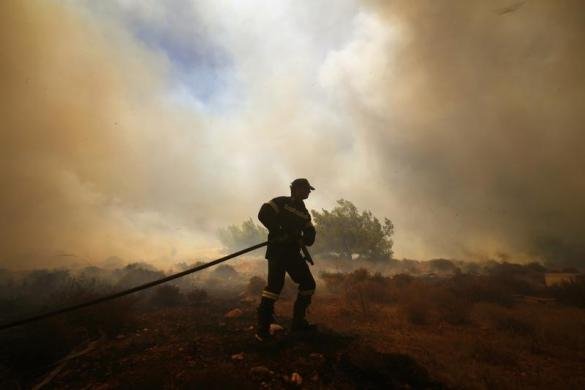 Με το φακό του Reuters: Η μάχη της Πυροσβεστικής με την «πύρινη κόλαση» του Μαραθώνα [εικόνες] | iefimerida.gr 4