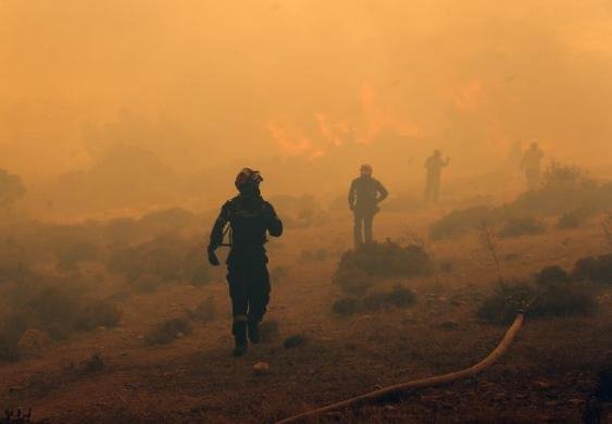 Με το φακό του Reuters: Η μάχη της Πυροσβεστικής με την «πύρινη κόλαση» του Μαραθώνα [εικόνες] | iefimerida.gr 12