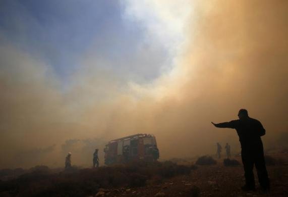 Με το φακό του Reuters: Η μάχη της Πυροσβεστικής με την «πύρινη κόλαση» του Μαραθώνα [εικόνες] | iefimerida.gr 6