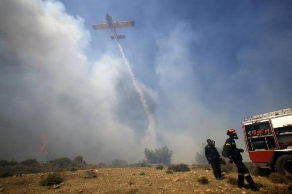 Με το φακό του Reuters: Η μάχη της Πυροσβεστικής με την «πύρινη κόλαση» του Μαραθώνα [εικόνες] | iefimerida.gr 10