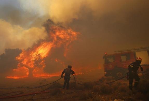 Με το φακό του Reuters: Η μάχη της Πυροσβεστικής με την «πύρινη κόλαση» του Μαραθώνα [εικόνες] | iefimerida.gr 2