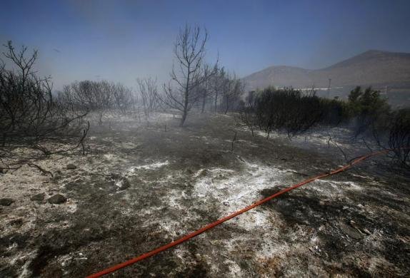 Με το φακό του Reuters: Η μάχη της Πυροσβεστικής με την «πύρινη κόλαση» του Μαραθώνα [εικόνες] | iefimerida.gr 5