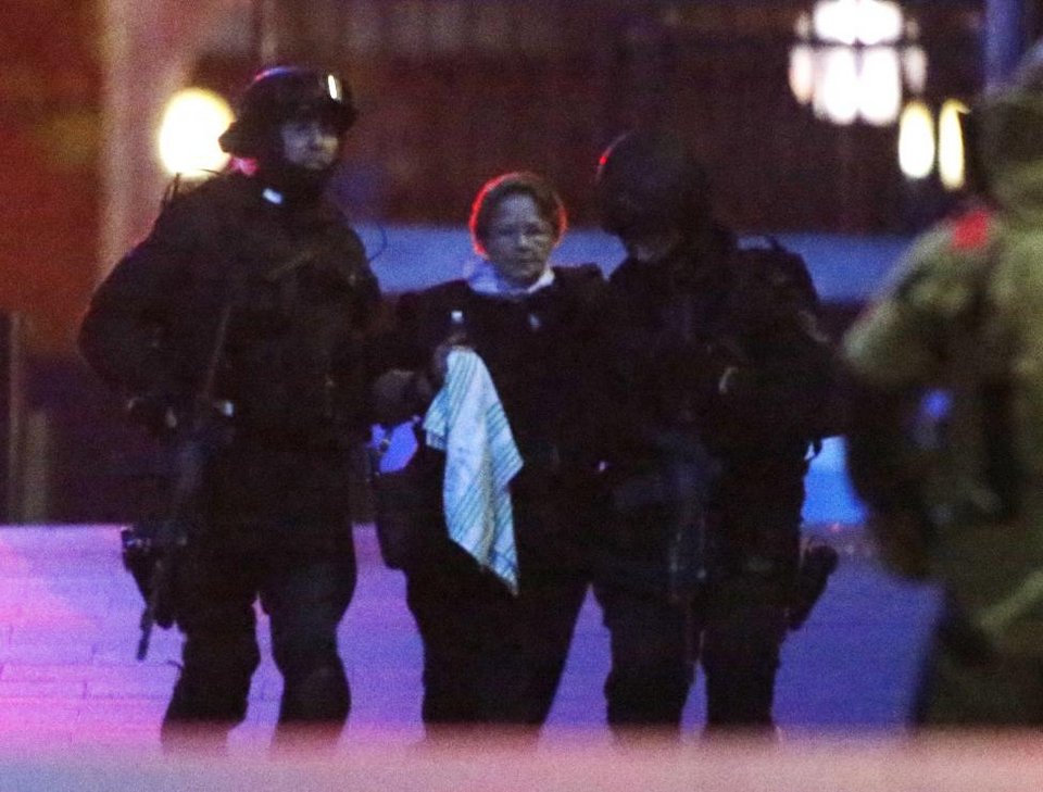 Αιματηρό τέλος στο θρίλερ του Σίδνεϊ: Νεκρός ο δράστης και δύο όμηροι [εικόνες & βίντεο] | iefimerida.gr 1