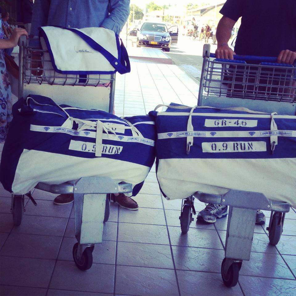 Ελληνικό δαιμόνιο: Εφτιαξαν επιχείρηση που πουλάει τσάντες με... αλμυρά πανιά και ξεπουλάνε [εικόνες] | iefimerida.gr 1