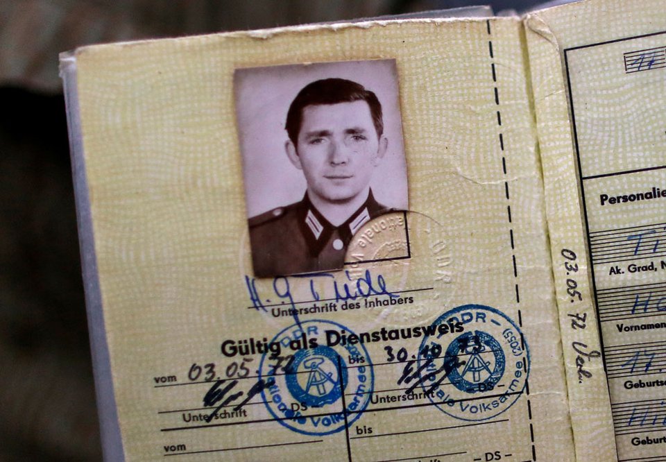 Μία βραδιά στο καταφύγιο – Πληρώνουν για να ζήσουν σαν στρατιώτες της ανατολικής Γερμανίας που δέχονται επίθεση [εικόνες] | iefimerida.gr 0