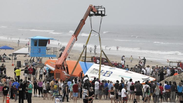 Σέρφινγκ για Γκίνες: 66 σέρφερ πάνω στην ίδια σανίδα [εικόνες]  | iefimerida.gr 0
