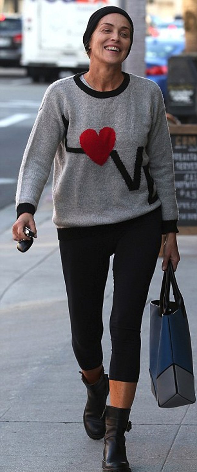 Δείτε την 57χρονη Σάρον Στόουν άβαφη με σκουφάκι και πουλόβερ [εικόνες] | iefimerida.gr 1