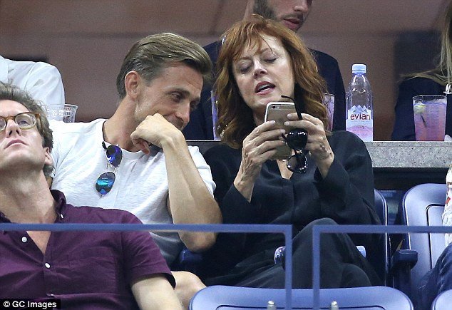 Η 69χρονη Σούζαν Σάραντον φλερτάρει σε κερκίδες με νεαρό άνδρα [εικόνες]  | iefimerida.gr 1