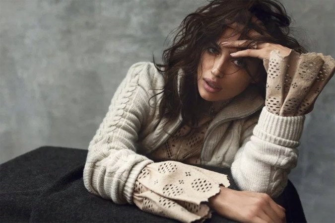 Ιρίνα Σάικ: Ημίγυμνη με δαντελωτά εσώρουχα και γούνες [εικόνες]  | iefimerida.gr 2