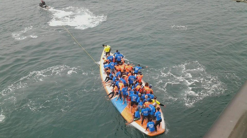 Σέρφινγκ για Γκίνες: 66 σέρφερ πάνω στην ίδια σανίδα [εικόνες]  | iefimerida.gr 2