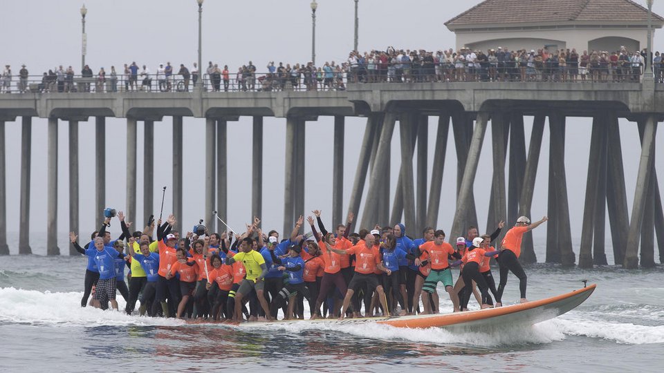 Σέρφινγκ για Γκίνες: 66 σέρφερ πάνω στην ίδια σανίδα [εικόνες]  | iefimerida.gr 3