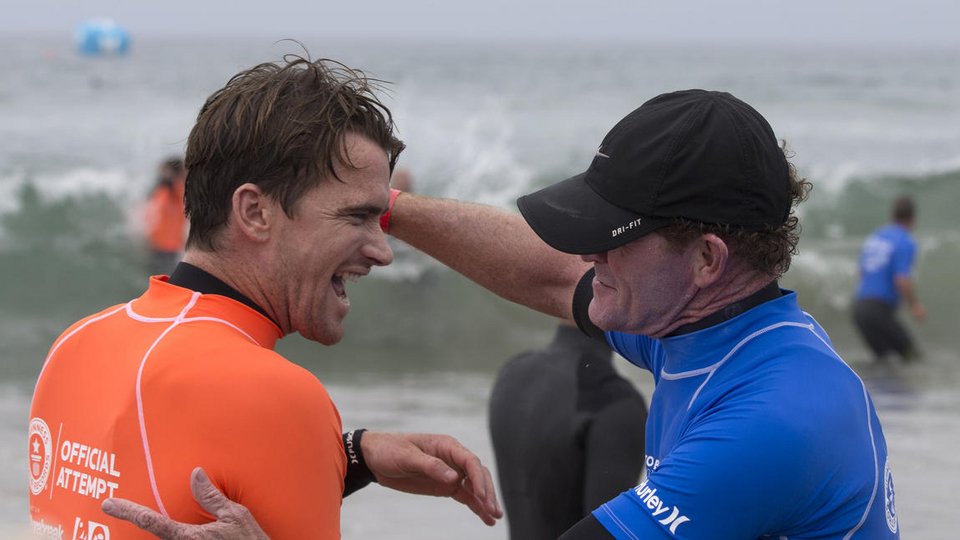 Σέρφινγκ για Γκίνες: 66 σέρφερ πάνω στην ίδια σανίδα [εικόνες]  | iefimerida.gr 4