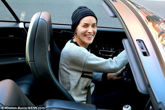 Δείτε την 57χρονη Σάρον Στόουν άβαφη με σκουφάκι και πουλόβερ [εικόνες] | iefimerida.gr 3