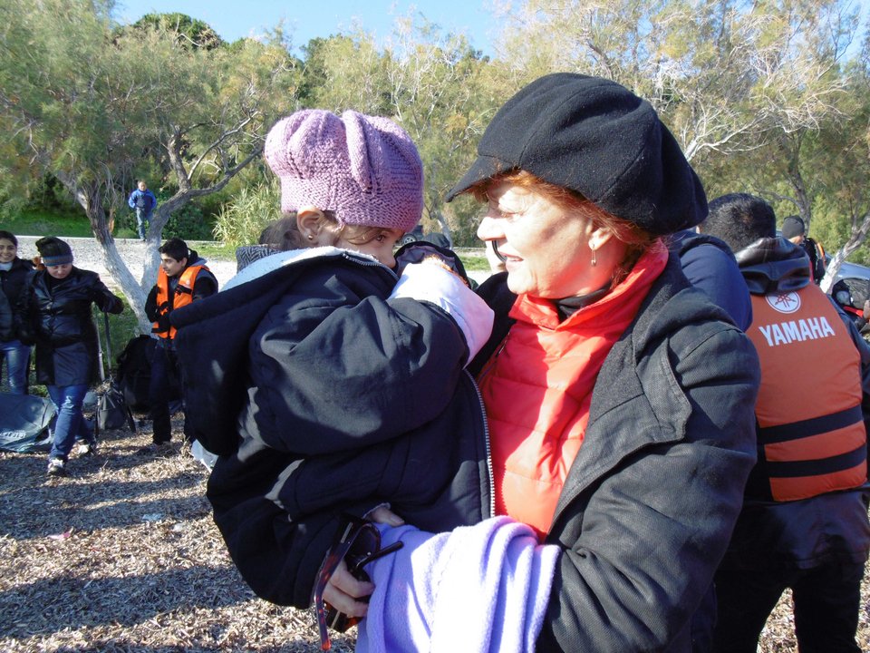Η Σάραντον γράφει για την Σεμιχάν -Την προσφυγοπούλα που συνάντησε στη Μυτιλήνη [εικόνες] | iefimerida.gr 1