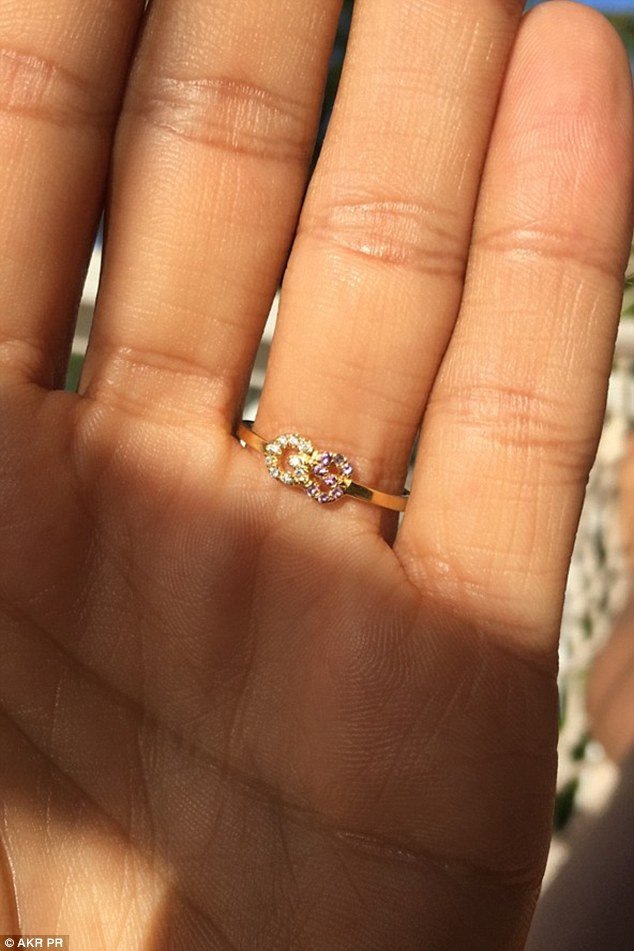 Πρόταση γάμου σε μοντέλο της Victoria's Secret – Γονυπετής με δύο δαχτυλίδια [εικόνες] | iefimerida.gr 2