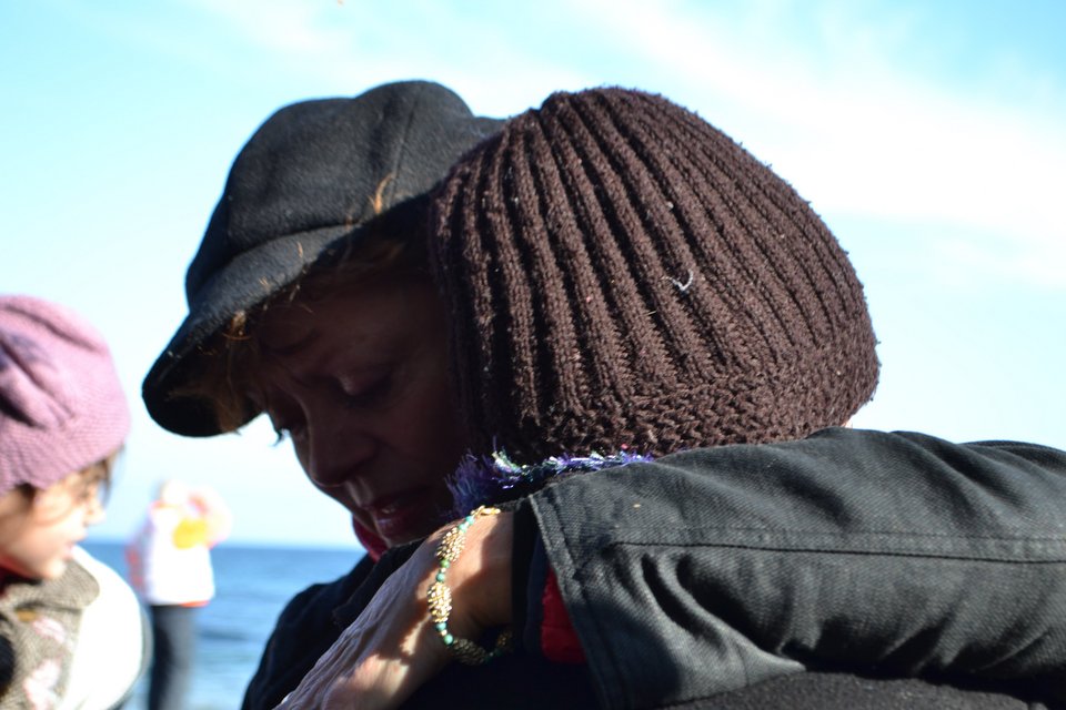 H Σάραντον αγκαλιάζει μικρό προσφυγόπουλο και ξεσπά σε κλάματα -Το μήνυμα της ηθοποιού από την Λέσβο [εικόνες] | iefimerida.gr 6