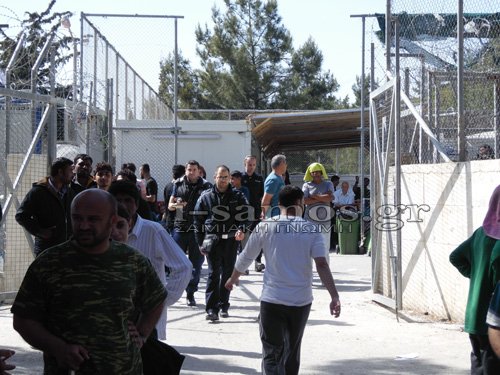 Τρόμος στη Σάμο -Πρόσφυγες έφυγαν από το hotspot απειλώντας με μαχαίρια και γυαλιά [εικόνες & βίντεο] | iefimerida.gr 0