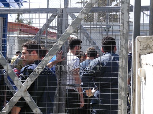 Τρόμος στη Σάμο -Πρόσφυγες έφυγαν από το hotspot απειλώντας με μαχαίρια και γυαλιά [εικόνες & βίντεο] | iefimerida.gr 1