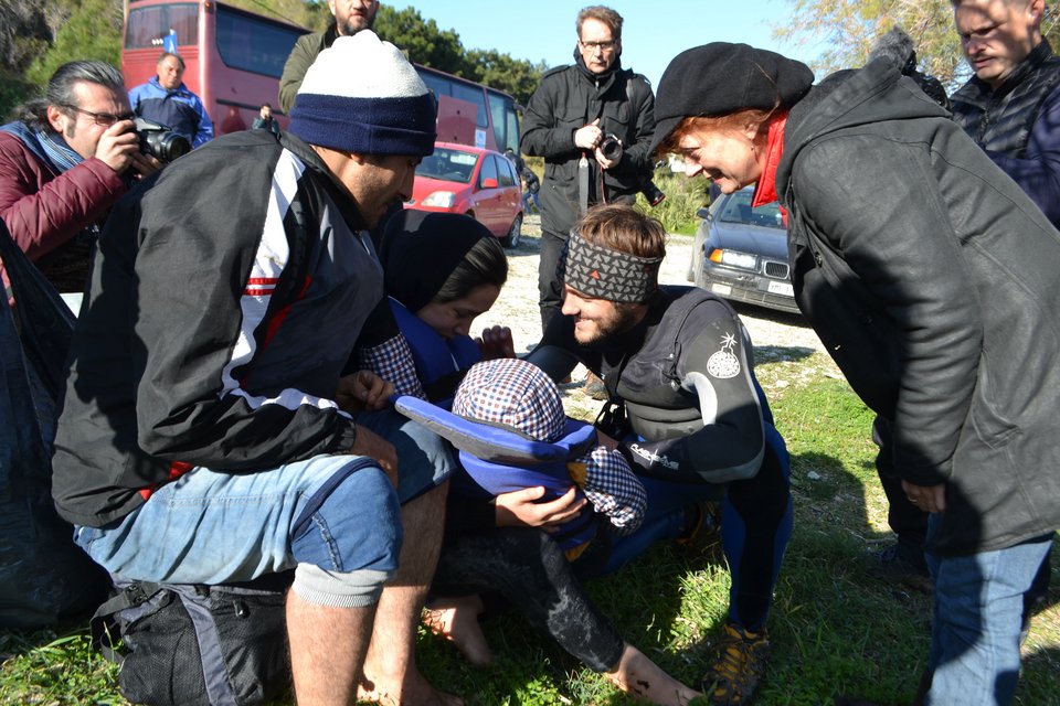 H Σάραντον αγκαλιάζει μικρό προσφυγόπουλο και ξεσπά σε κλάματα -Το μήνυμα της ηθοποιού από την Λέσβο [εικόνες] | iefimerida.gr 3