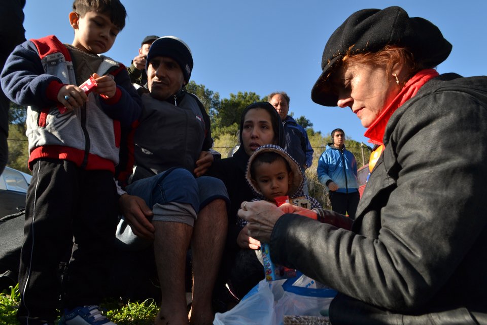 H Σάραντον αγκαλιάζει μικρό προσφυγόπουλο και ξεσπά σε κλάματα -Το μήνυμα της ηθοποιού από την Λέσβο [εικόνες] | iefimerida.gr 7