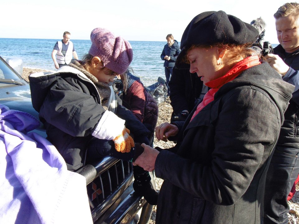 H Σάραντον αγκαλιάζει μικρό προσφυγόπουλο και ξεσπά σε κλάματα -Το μήνυμα της ηθοποιού από την Λέσβο [εικόνες] | iefimerida.gr 8